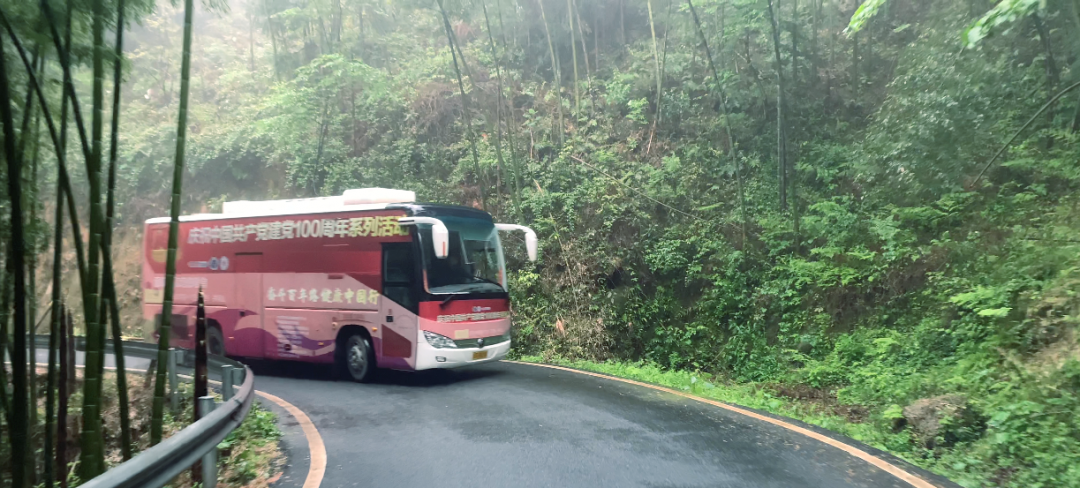 艾克瑞體檢車穿梭于竹林間